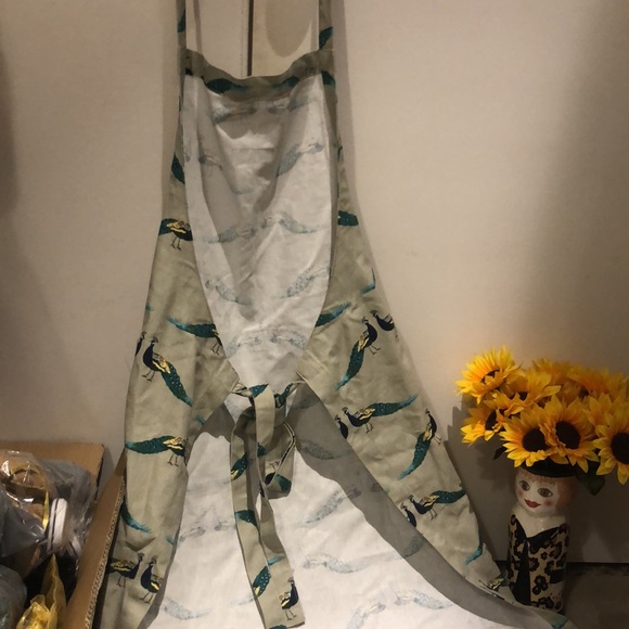 Gourmet chef apron decorated with beautiful peacocks with matching dish towel. - Picture 4 of 6
